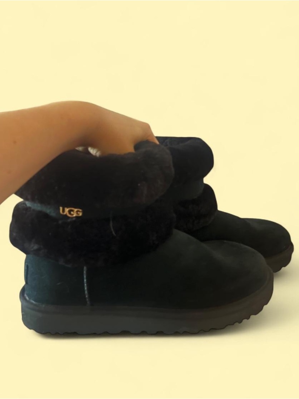 Size 8 UGG Women’s Black Shearling Fold-Over Boot
